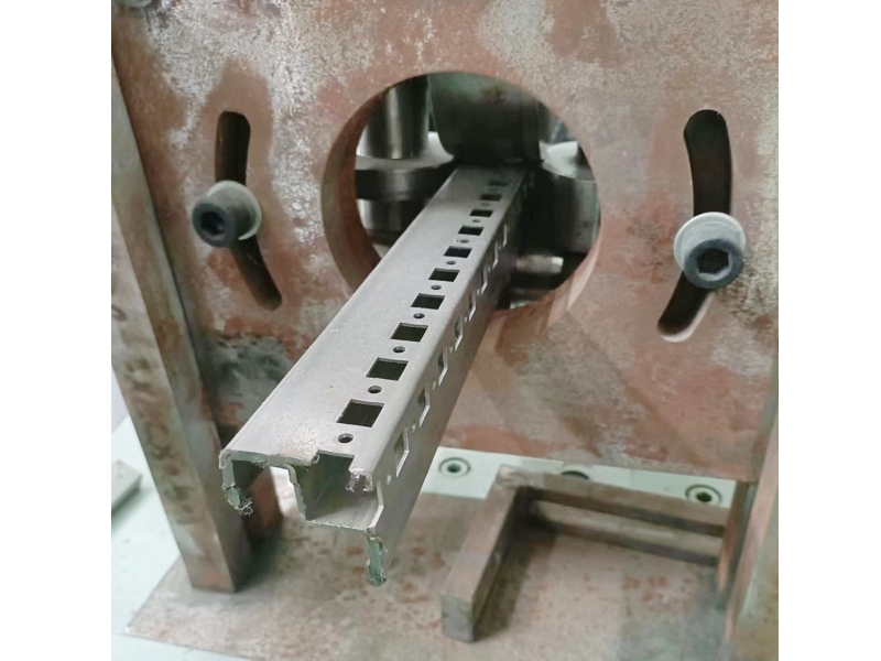 高低壓型材生產(chǎn)設(shè)備