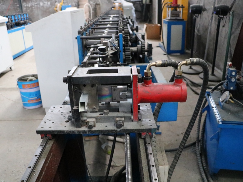 大型門軌道成型設(shè)備